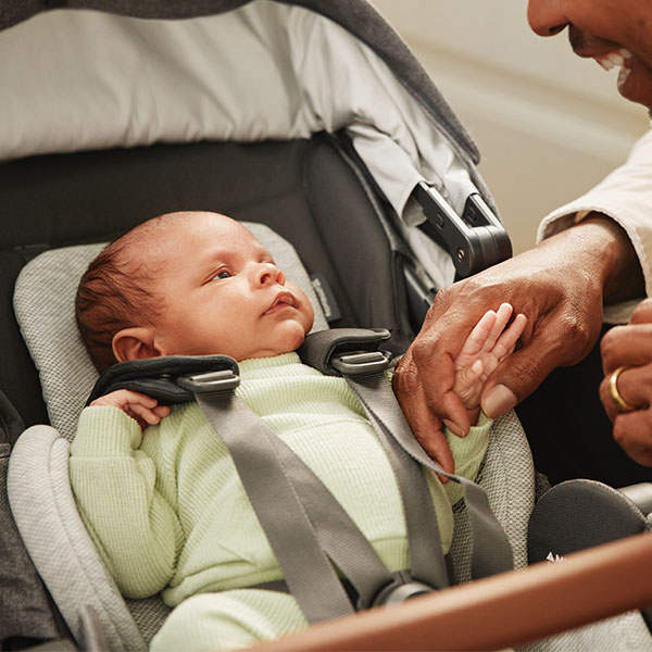 &bull; Beb&eacute; en silla UPPAbaby Cruz V3 con reclinaci&oacute;n total